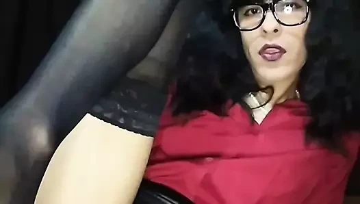 Travesti sekreter sandalyede dildoya binerken fışkırtıyor sissygasm