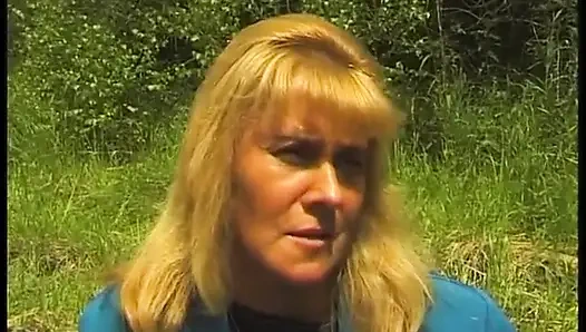 Kıllı sarışın olgun açık havada güzel vakit geçiriyor