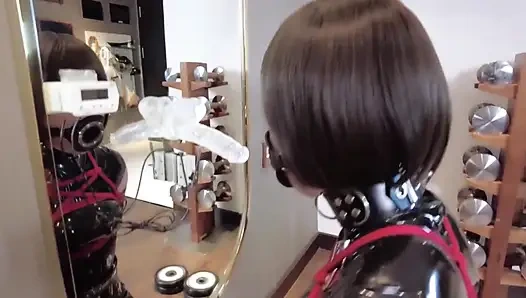 Mz30 - kırmızı iple bağlı lateks kız, aynanın önünde kendini takdir ediyor