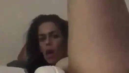 Dönüyor ve oyuncaklarımı senin yarağın gibi kullanıyorum