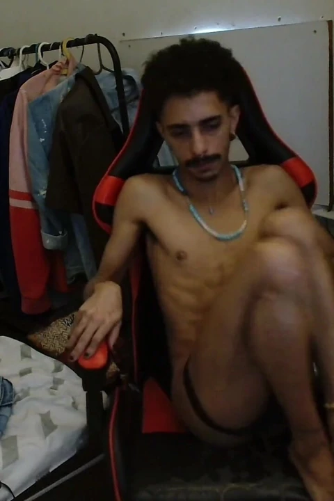 Femboy Web Kamerasında Gösteriş Yaparken Yakalandı