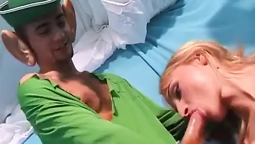 İki hırçın cüce cin büyük kabuklu bir insana vurdu.