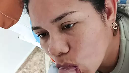 Güzel evli kadın gırtlağına kadar alıyor