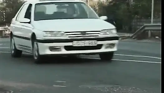 Azgın adam sakso çektikten sonra seksi sarışını kanepede sert sikiyor