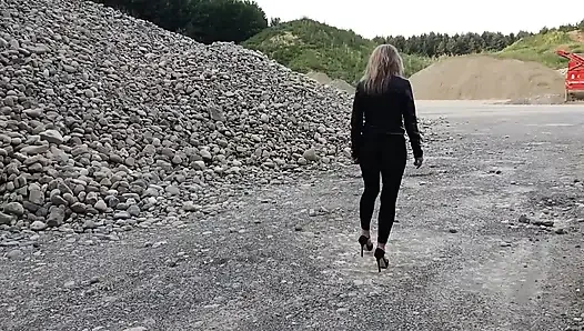 Büyükanne, Dar Taytlar Ve Yüksek Topuklu Ayakkabılarla Çakıl Çukurunda Dolaşıyor!