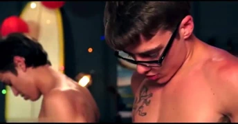 Beş twink eyersiz alem biter ile bukkake