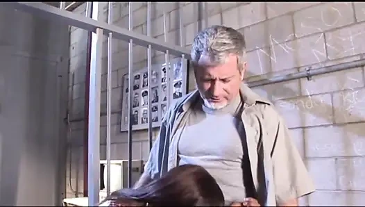 Günahkar zenci sürtük büyük yaşlı bir yarakla sikiliyor