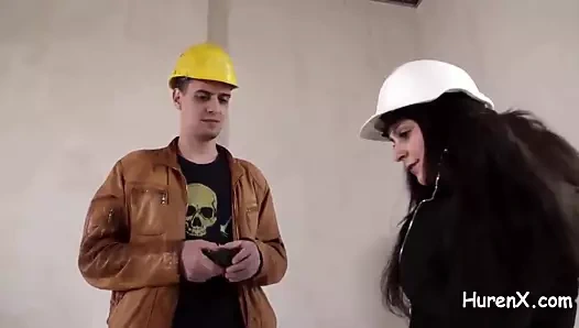 perfekte brunette Hundin ficken mit Arbeiter