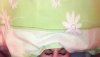 Saçını koruyor ama yüzü sıvalı