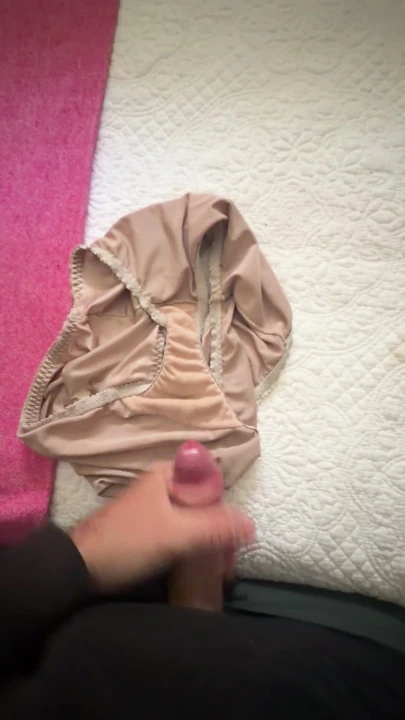 RealMoms'ın RealSons'un dölüyle kaplı kullanılmış külotları