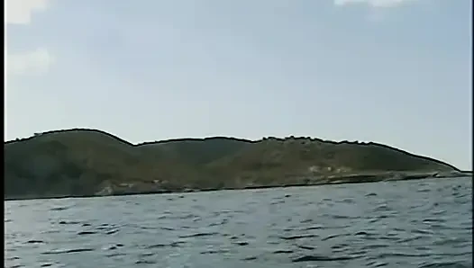 Azgın kızıl saçlı bebek vahşi plajda amcığını parmaklıyor