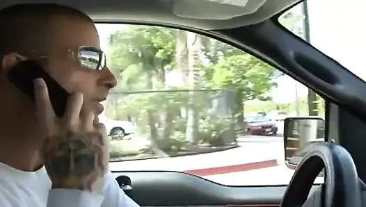 Regan Anthony büyük memeli ve yarak arzusu olan fışkırtmalı bir sarışın ve sikilmek için domalıyor