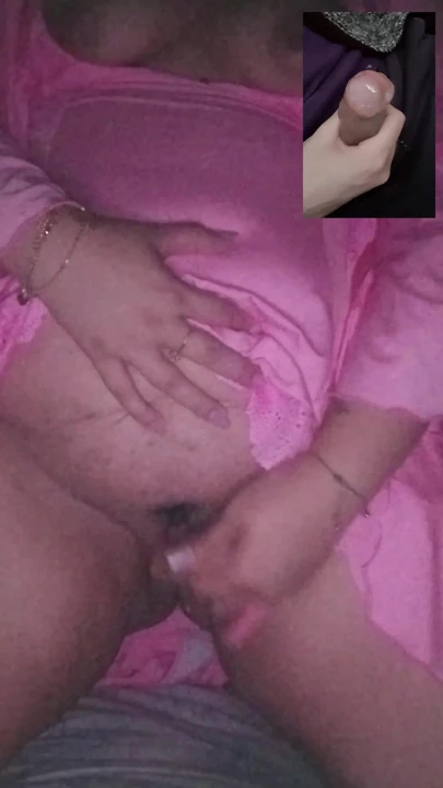 Hoşnutsuz kamera seksi: kız arkadaş dildoda amcığını parçalıyor, erkek arkadaş sert boşalıyor