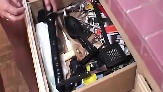 Olgun sarışınlar büyük siyah dildoyla birbirlerini sikiyor
