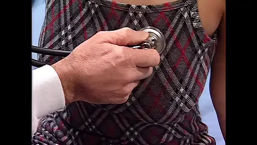 Büyük olanıyla hastaları muayene eden doktor!