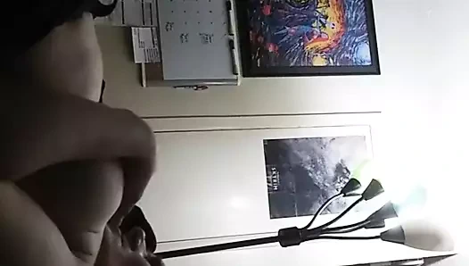 Oda arkadaşının kız arkadaşının bir düzeltmeye ihtiyacı var.