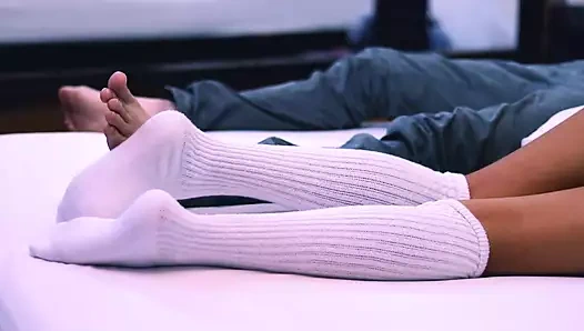 Genç 18+ komşu, eşleri tatildeyken odasında yaşlı komşusunu baştan çıkarıyor.