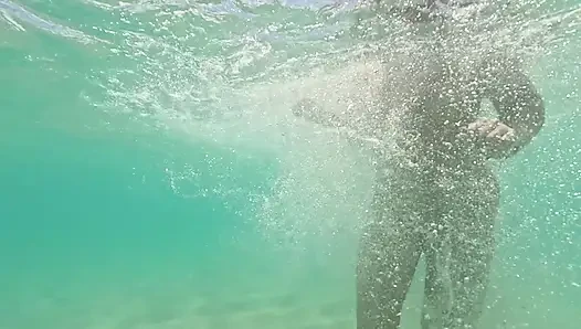 Naked Paradise - juego bajo el agua con chica desnuda