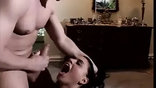 Azgın esmer hatun yarak emiyor