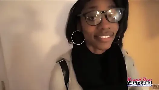 Sylvia minyon inek esmer gözlüklü ıslak gırtlağına kadar alıyor ve sonra anal!