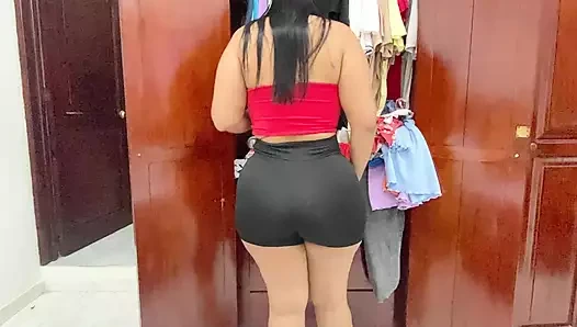 Büyük götlü üvey anne kamera önünde kıyafetlerini değiştiriyor