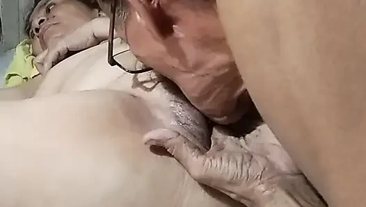 Güzel karımın fışkırtacak kadar ıslak amcığının tam videosu ve içine boşalıyorum