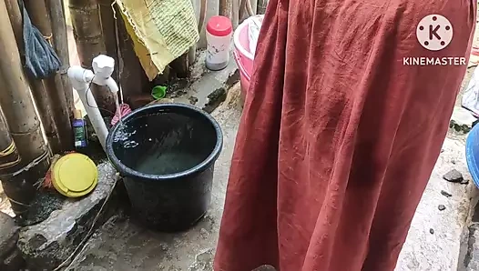 Hintli kadın dışarıda çamaşır yıkıyorum