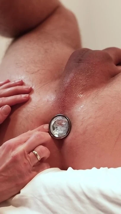 Иди со мной и посмотри, как я страпоном дырки моего мужа, он обожает это!