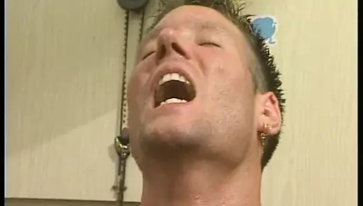 Nerd fickt im Jugendzimmer seine Milf Nutte