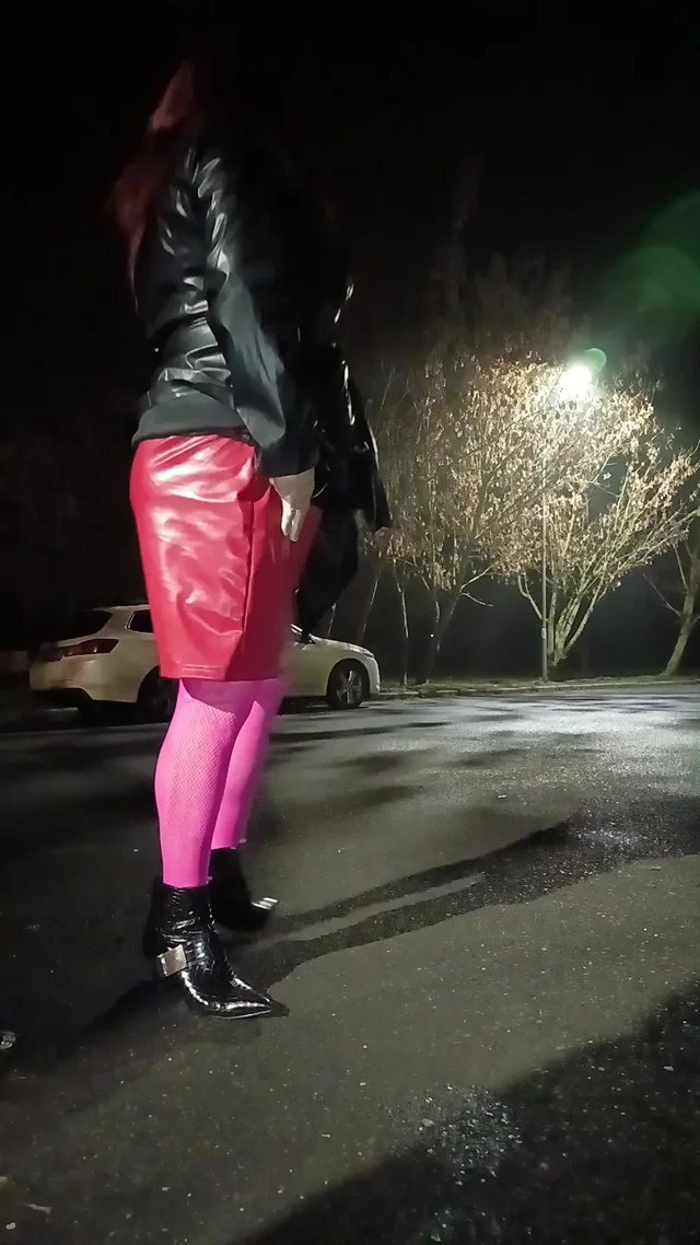 Kırmızı etek yürüyor ve tıkaç