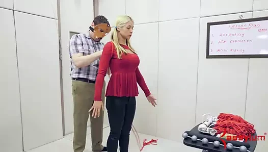 Domuz kuyruklu alt efendisinin yarağında tıkaçlar