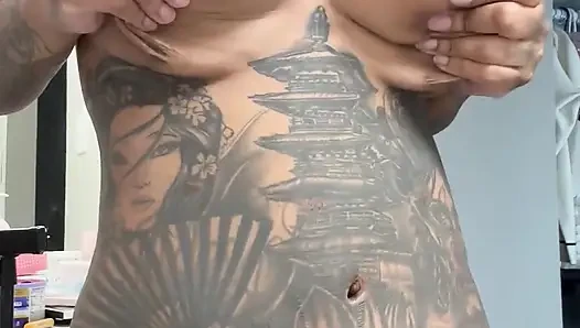 Büyük memeli orta yaşlı seksi kadın süt fışkırtmayı öğreniyor