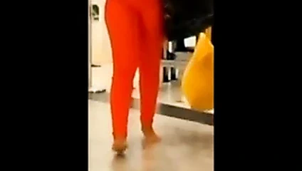 Gostosa desce do salto