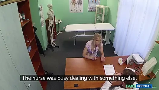 Fake hospital - tombul götlü tombul sarışın zevk için doktorun yaramaz teklifini alıyor