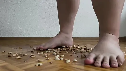 130 kg kadın Fıstık kabuklarında yürüyor - çıtır çıtır sesler