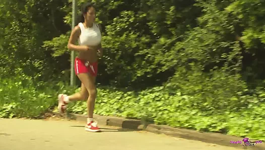 Marie domaltmalı bir pozisyona giriyor ve siyah bir adamı amcığıyla baştan çıkarıyor