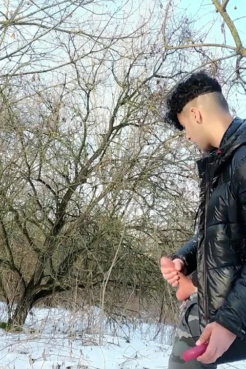 Açık havada yarağımda hava darbeleri klitoris stimülatörünü deniyorum