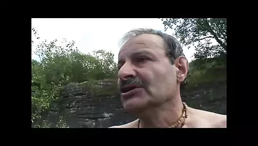 Güzel genç sürtükler olgun borçlu kocalar tarafından karılarının önünde sikiliyor