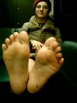 20 yaşındaki arkadaşım tabanlarını modelliyor..