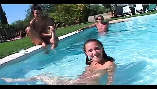 İki harika Fransız kız açık havada üçlü sekste yarağı paylaşıyor