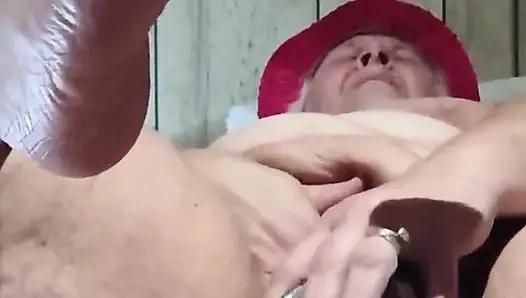 Deliğinin derinliklerine bu dildo gidiyor amına mı sakso çekiyor?