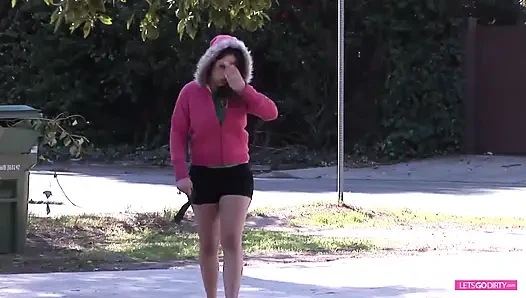 Karşı konulmaz esmer büyük göğüslerini boşaltıyor