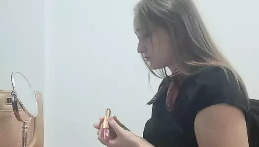 Sekreter işteki patronuyla ateşli bir görüntülü görüşme yaparken kayıt altına alınıyor