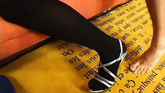 Siyah çoraplı sarışın büyük bir yarakla sikiliyor