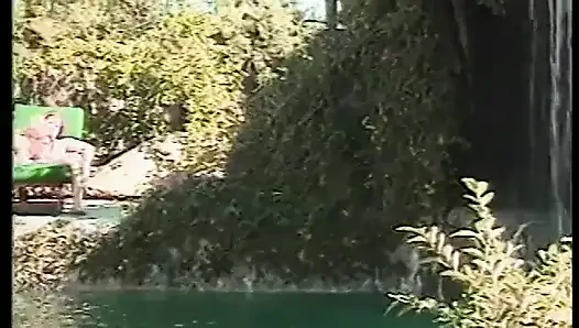 Azgın adam sikini emdirirken seviyor sonra açık havada seksi hatunla sikişiyor