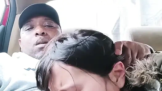 Asyalı sokak fahişesi arabada sakso - riskli yol kenarında gırtlağına kadar alıyor ve yutuyor ve orta yaşlı seksi kadın