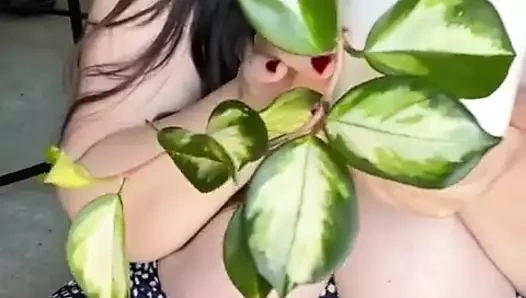 Üstsüz büyük memeli iri güzel kadın houseplant turu