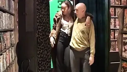Bir koca karısını grup seks dükkanına götürüyor.