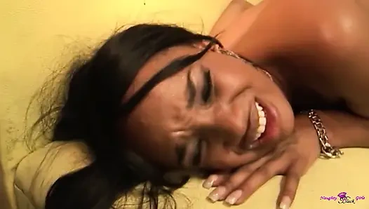 Siyah striptiz yapan güzel kadın sahne dışında yüksek topuklu ayakkabılarla en büyük hayranını şımartıyor.