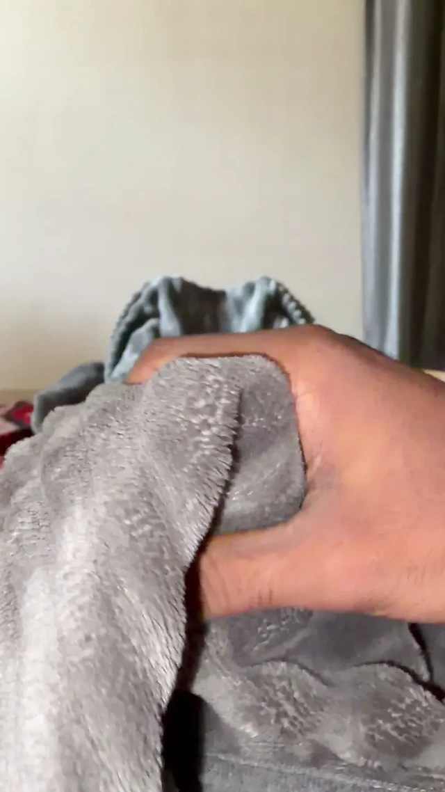 Bak bu kalın sikine. Gel biraz eğlenelim bebeğim